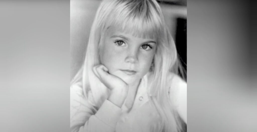 Heather O'rourke girl leaned on her hand
